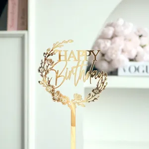 Détail de déco de gâteau d'anniversaire en acrylique doré, design de couronne florale.