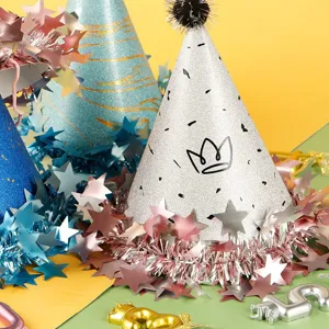 Cappelli da festa glitterati con decorazioni di stelle per compleanni di bambini.