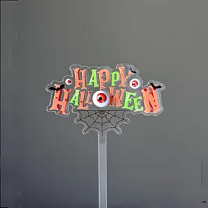 Halloween taarttopper griezelige feestdecoratie acryl insteker met oog en vleermuis details.