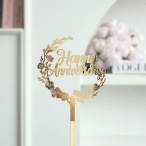 Cake topper joyeux anniversaire en acrylique dore avec un design de couronne florale.