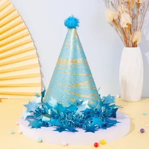 Vista dettagliata del cappello di compleanno blu glitterato con decorazione di stelle.