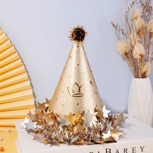 Dettaglio cappello festa glitter oro con stampa corona, stelle e base di festone.