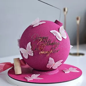Décoration de gâteau papillon rose style ins avec texte doré et mini marteau en bois.