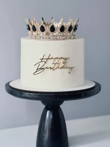 Topper de gâteau Happy Birthday en acrylique doré avec couronne de strass de luxe pour fête.