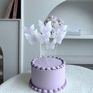 Élégants décors de gâteau papillon 3D, parfaits pour anniversaires et tables de desserts.