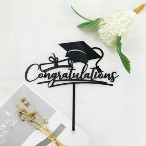 Schwarzer Acryl Abschluss Tortenaufleger Detail mit Congratulations Schriftzug und Kappe.