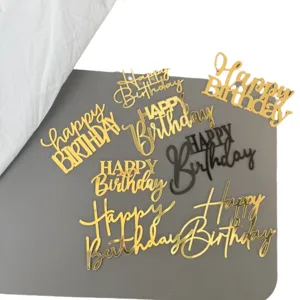 Detailansicht von goldenen und schwarzen Acryl Happy Birthday Kuchendekorationen Party.