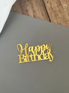 Goldener Acryl Happy Birthday Kuchendekoration fuer tolle Geburtstagsfeier und Party.