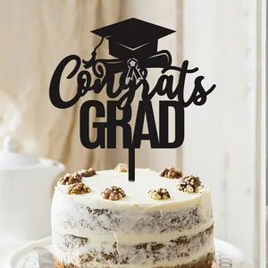 Schwarzer Acryl Congrats GRAD Tortenaufsatz Detail, ideal für Abschlussfeier Dessert Dekor.