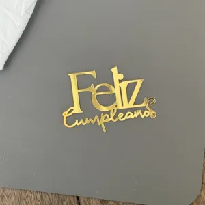 Decorazione per torta Feliz Cumpleanos in acrilico dorato, perfetta per feste di compleanno.