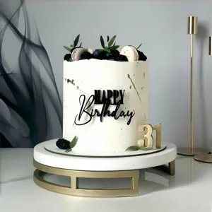 Detalle de cake topper acrílico Feliz Cumpleaños con texto negro y número dorado 31.