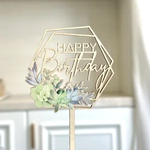 Λεπτομερής άποψη ξύλινης τοππερ τούρτας Happy Birthday με σχέδιο παχυφύτων, διακόσμηση.