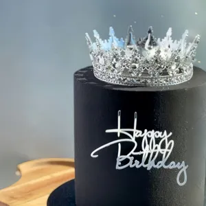 Topper per torta Happy Birthday in acrilico con corona di strass argentati per feste.