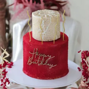 Topper per torta Acryl Happy Birthday vista dettaglio, elegante decorazione festa.