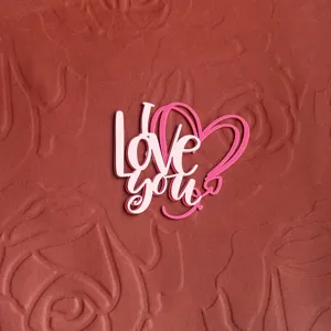 Detailansicht des rosa Acryl Love You Tortenaufsatzes mit Herzform fuer Valentinstag Party.