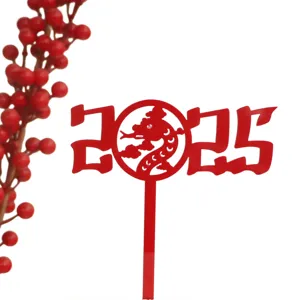 Detalle de cake topper 2025 en acrílico rojo, perfecto para decoración de fiesta de año nuevo.