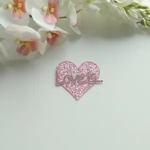 Rosa Glitzer Herz Acryl Kuchendekoration mit Love is Text fur Valentinstag Party Desserts.