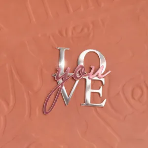 Acryl Kuchentorte Topper zum Valentinstag mit silbernem LOVE und rosa Schriftzug Detail.