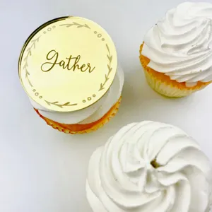 Topper para pastel de acrílico dorado con texto Gather para decoración de fiesta.