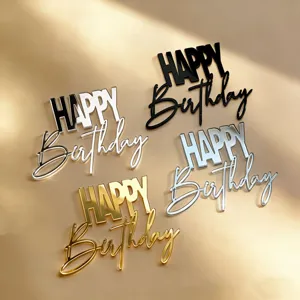Nahaufnahme von Acryl alles Gute zum Geburtstag Kuchen Topper in verschiedenen Spiegel Farben.
