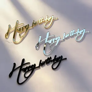 Nahaufnahme von Acryl Happy Birthday Kuhtopper in Gold Silber und Schwarz Detailansicht.