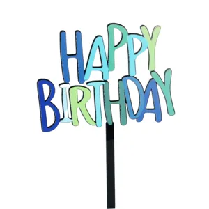 Nahaufnahme des farbig bedruckten Acryl Happy Birthday Kuchendekor Details mit Farbverlauf.