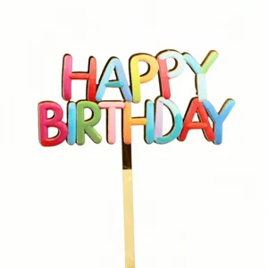 Detailaufnahme eines bunten Acryl Happy Birthday Kuchenaufsatzes mit farbigen Buchstaben.