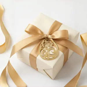 Dettaglio ciondolo uovo di Pasqua in acrilico dorato, elegante etichetta regalo per feste.