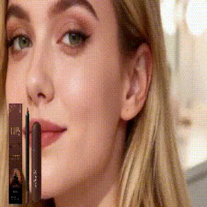 Gros plan détaillé du set de gloss et crayon à lèvres hydratant chocolat sur le modèle.