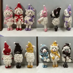 Handgefertigte Wollfilz Schaf Anhänger Details mit bunten Mützen und Schals in Nahaufnahme.