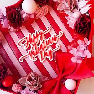 Topper tarta San Valentin acrilico doble capa cinta roja rosa corazon fiesta decoracion