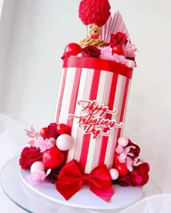 Set de topper acrílico para decoración de tartas de San Valentín con rosas rojas y cintas.