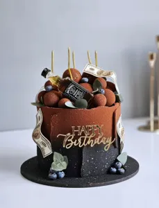 Décoration de gâteau d'anniversaire au chocolat de luxe avec bouteille de whisky et topper acrylique.