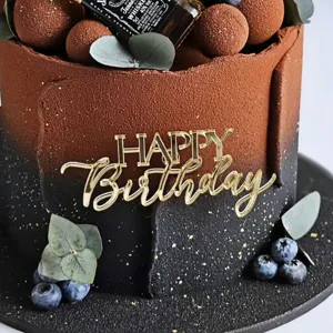 Détail exquis de gâteau d'anniversaire au chocolat avec baies, feuilles d'eucalyptus.