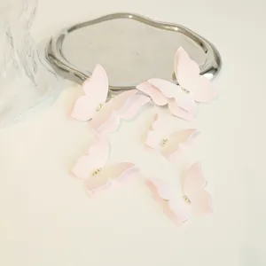 Vue détaillée de décors de gâteau papillon rose avec des strass pour table de dessert.