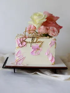 Gâteau d'anniversaire carré style Ins avec des taches de crème rose et topper acrylique.