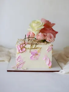 Decoration de gateau carree elegante avec topper acrylique Happy Birthday et belles roses.