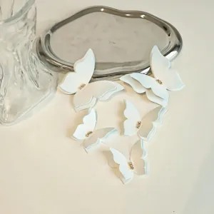 Vue détaillée de toppers de gâteau papillon blancs faits main avec strass pour fête.