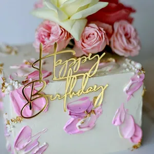 Decoration de gateau acrylique dore Happy Birthday vue de detail pour fete