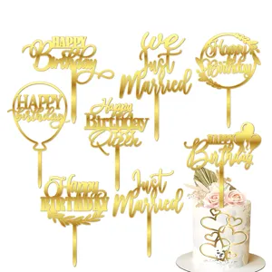 Detalle de adorno de pastel en acrílico dorado brillante, feliz cumpleaños y diseños de boda.
