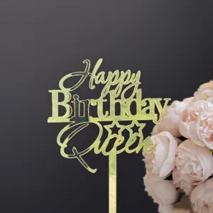 Detalle de adorno de pastel Happy Birthday Queen de acrílico dorado para fiesta.
