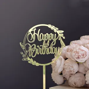 Adorno de pastel de acrilico dorado Feliz Cumpleanos con diseño de corona floral para fiesta.