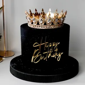 Gâteau d'anniversaire noir avec couronne dorée et décoration de gâteau acrylique Joyeux Anniversaire.