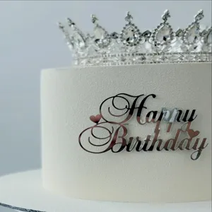 Gros plan sur la décoration de gâteau acrylique argentée et la couronne de cristal brillante.