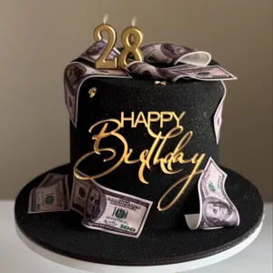 Détail en gros plan d'un gâteau d'anniversaire noir de luxe avec cake topper et billets.