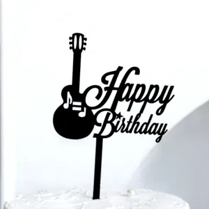 Primer plano detalle de decoracion de pastel de cumpleanos guitarra musica acrilico.
