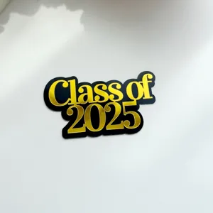 Detalle de topper para pastel Class of 2025 de acrilico, fiesta de graduacion negra y dorada.