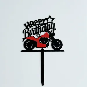 Detalle de adorno para tarta cumpleanos moto, diseno acrilico negro rojo fiesta.