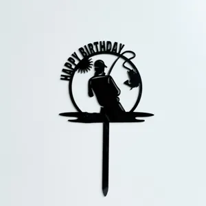 Primer plano detallado del adorno para tarta de cumpleaños negro de acrílico con pescador.
