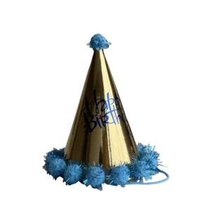 Glanzende gouden verjaardagshoed met blauwe pompons en letters voor feestartikelen.